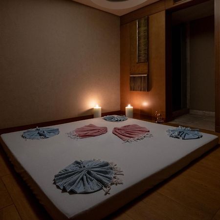 Windsor Hotel & Convention Center Истанбул Екстериор снимка A massage bed