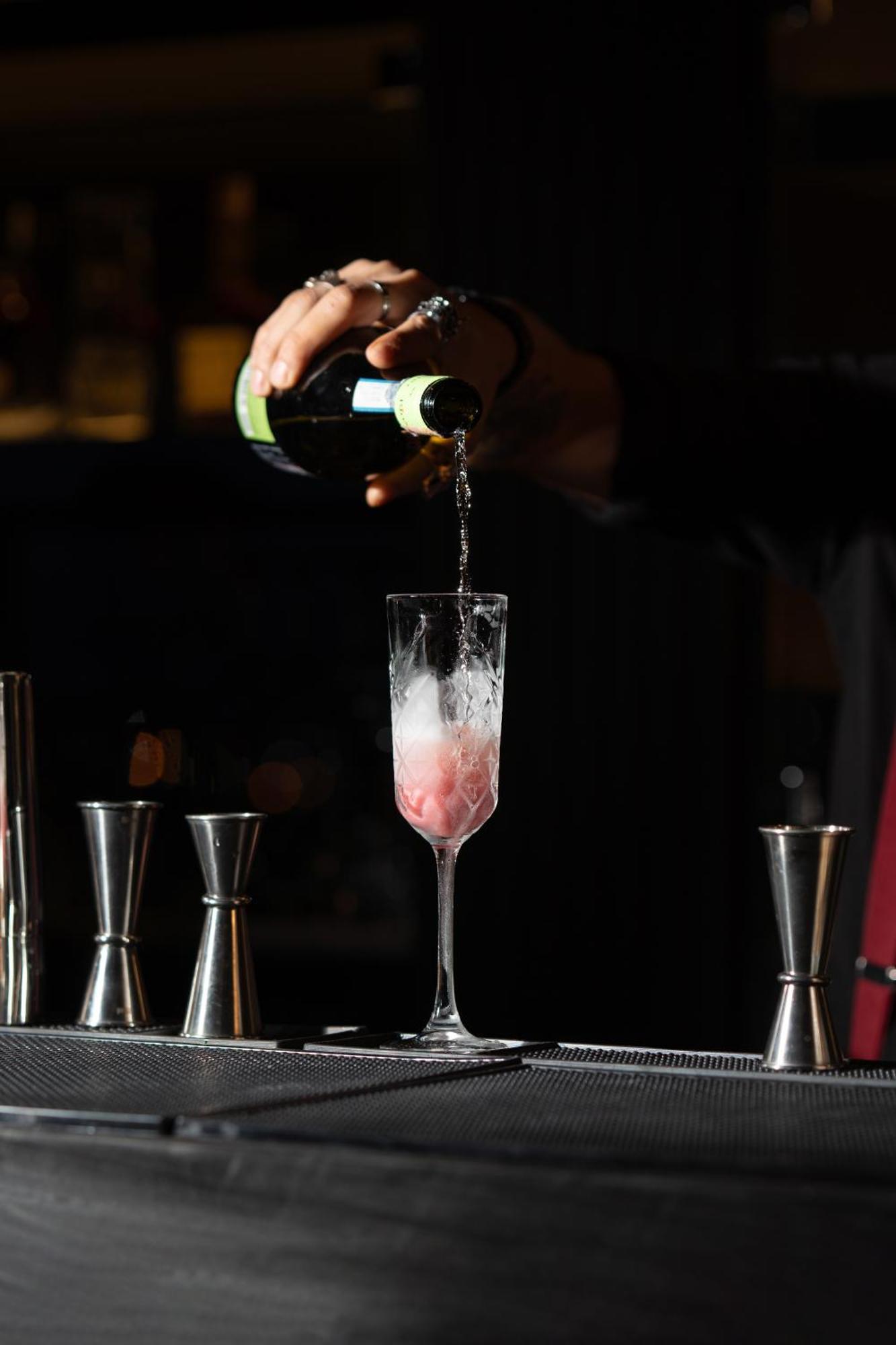 Windsor Hotel & Convention Center Истанбул Екстериор снимка Preparation of a French 75