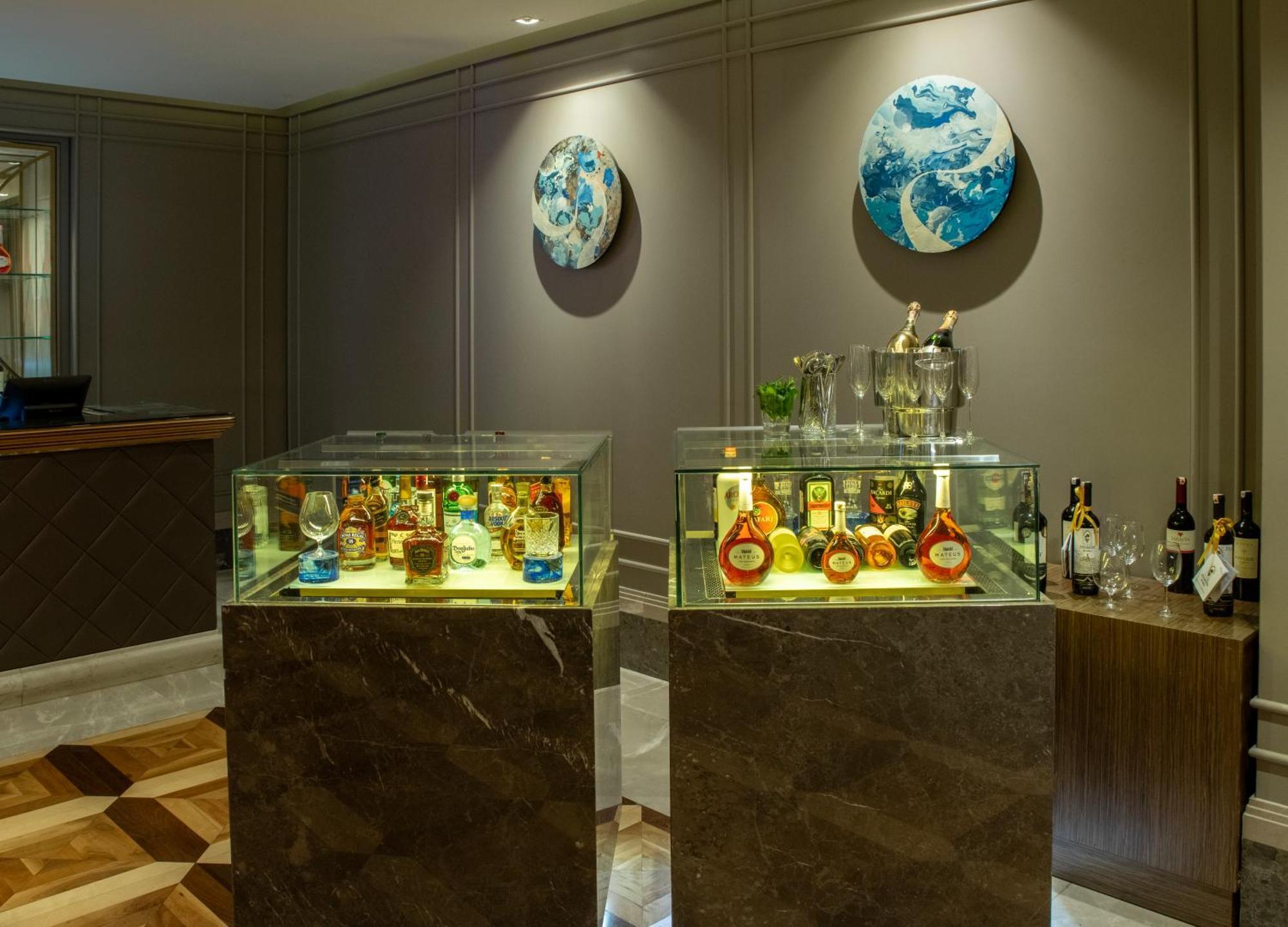 Windsor Hotel & Convention Center Истанбул Екстериор снимка The bar at the Mandarin Oriental, Hong Kong