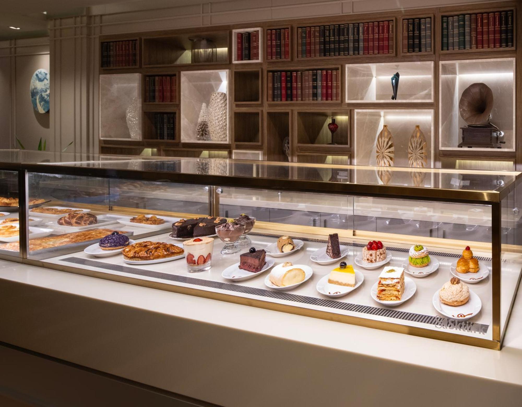 Windsor Hotel & Convention Center Истанбул Екстериор снимка A display case of desserts