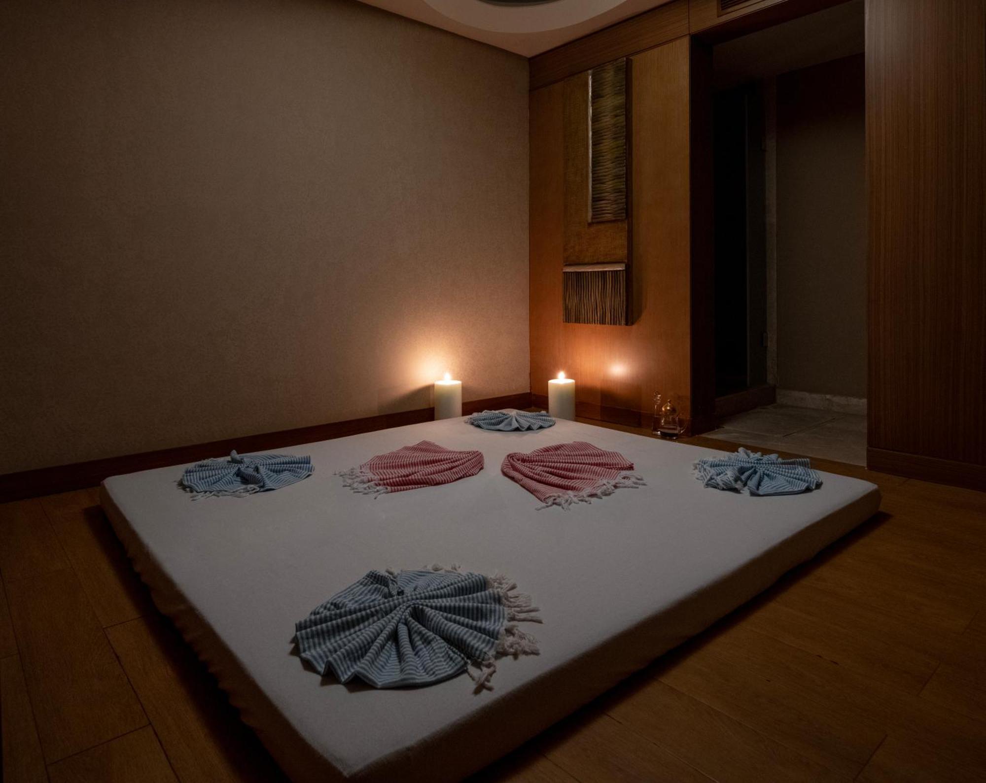 Windsor Hotel & Convention Center Истанбул Екстериор снимка A massage bed