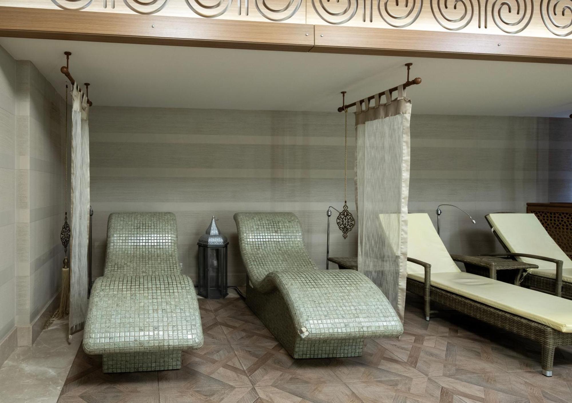 Windsor Hotel & Convention Center Истанбул Екстериор снимка A Turkish bath in a hotel in Istanbul