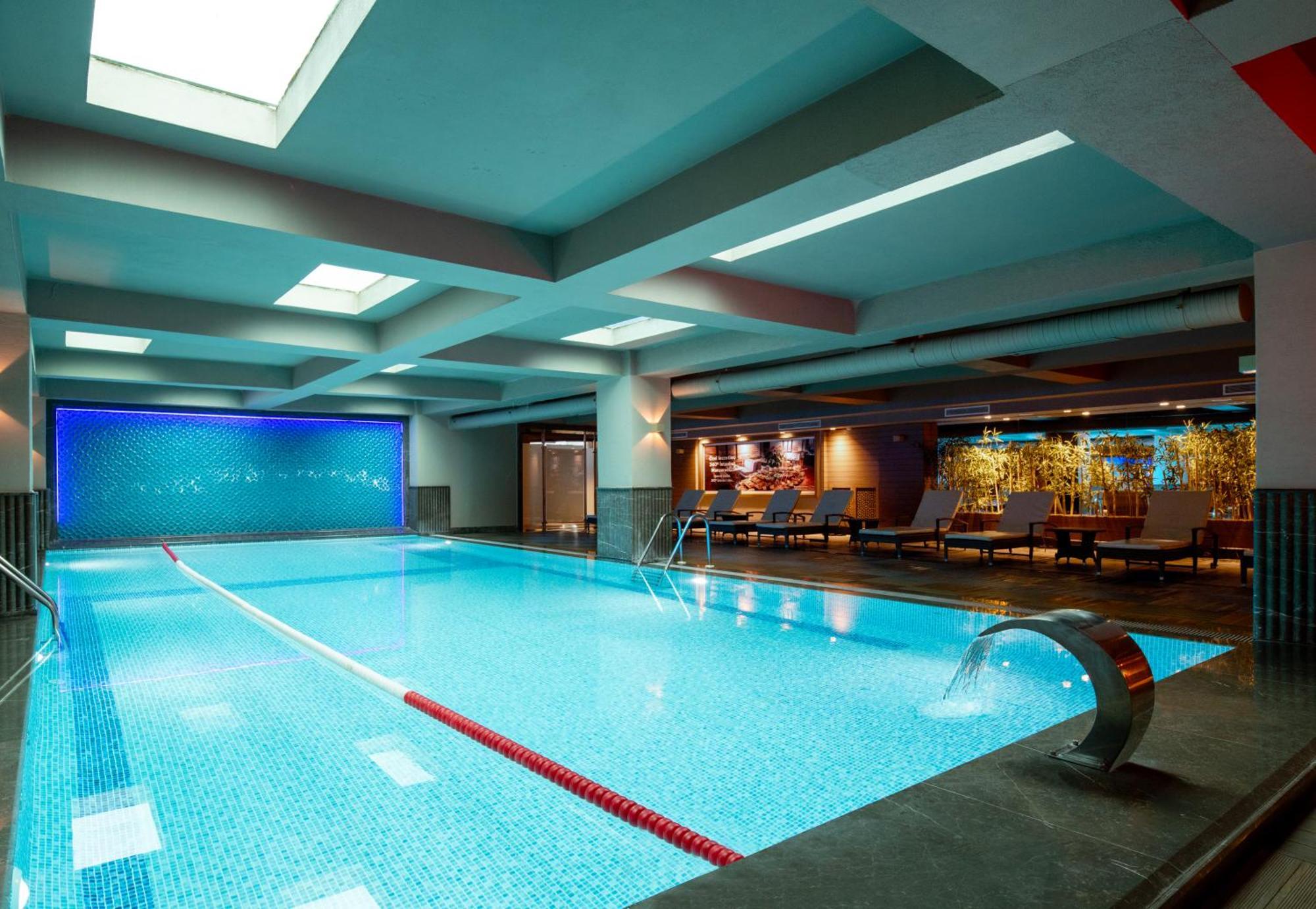 Windsor Hotel & Convention Center Истанбул Екстериор снимка The swimming pool at the hotel