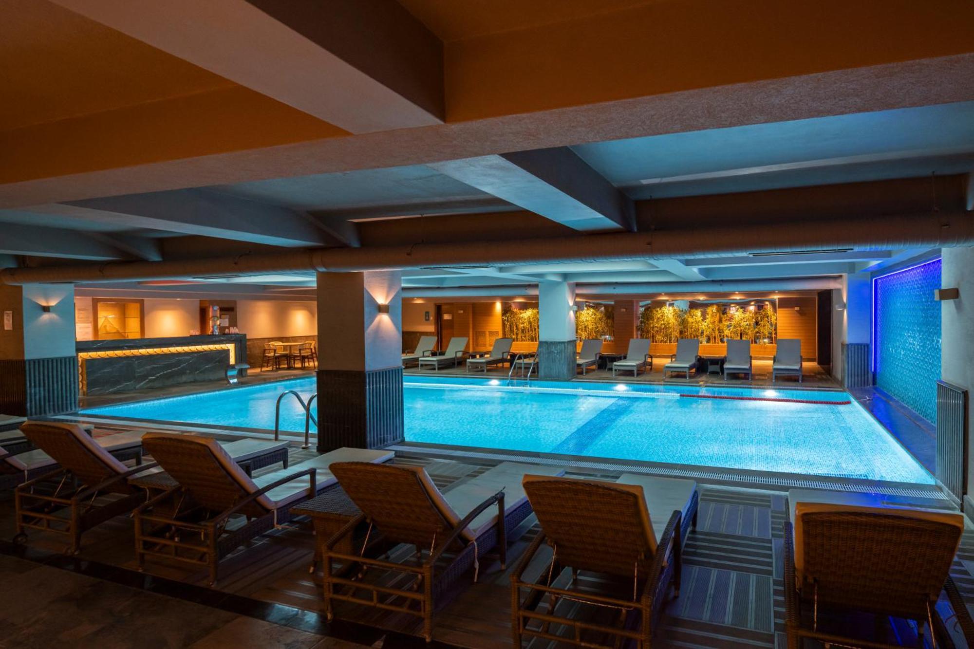 Windsor Hotel & Convention Center Истанбул Екстериор снимка The swimming pool at the hotel