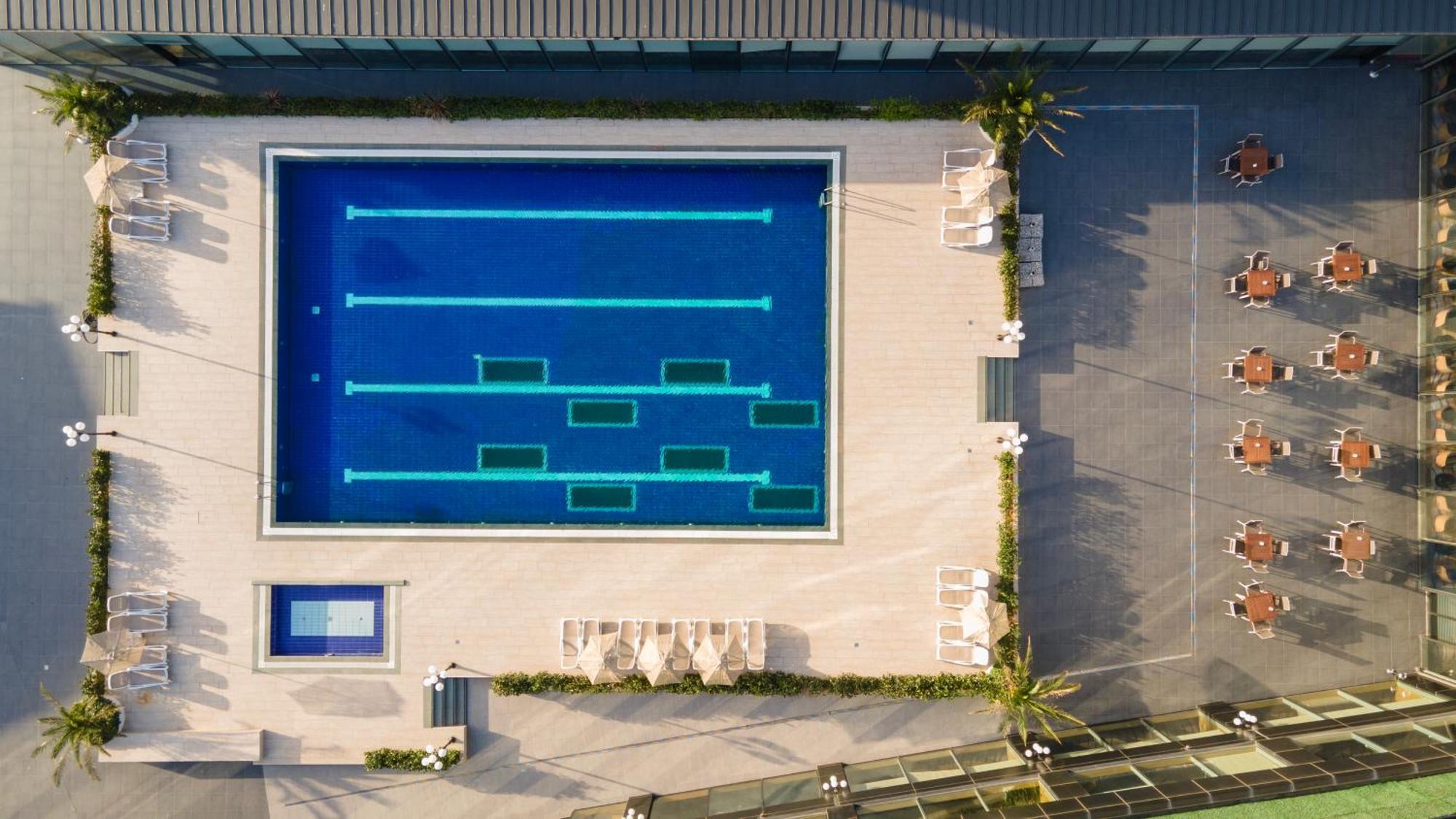Windsor Hotel & Convention Center Истанбул Екстериор снимка Aerial view of the pool