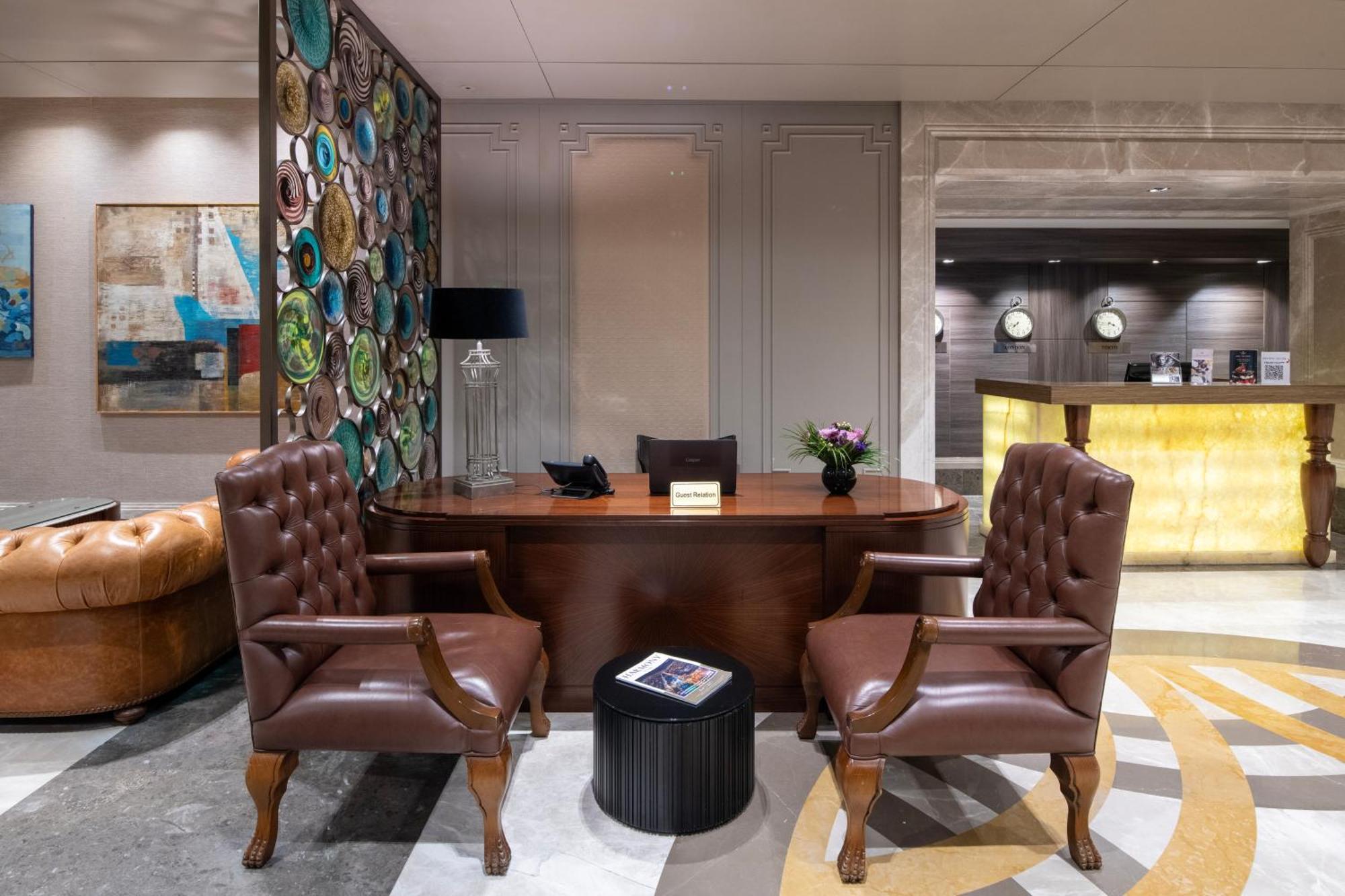 Windsor Hotel & Convention Center Истанбул Екстериор снимка The Concierge Desk at the Mandarin Oriental, Hong Kong
