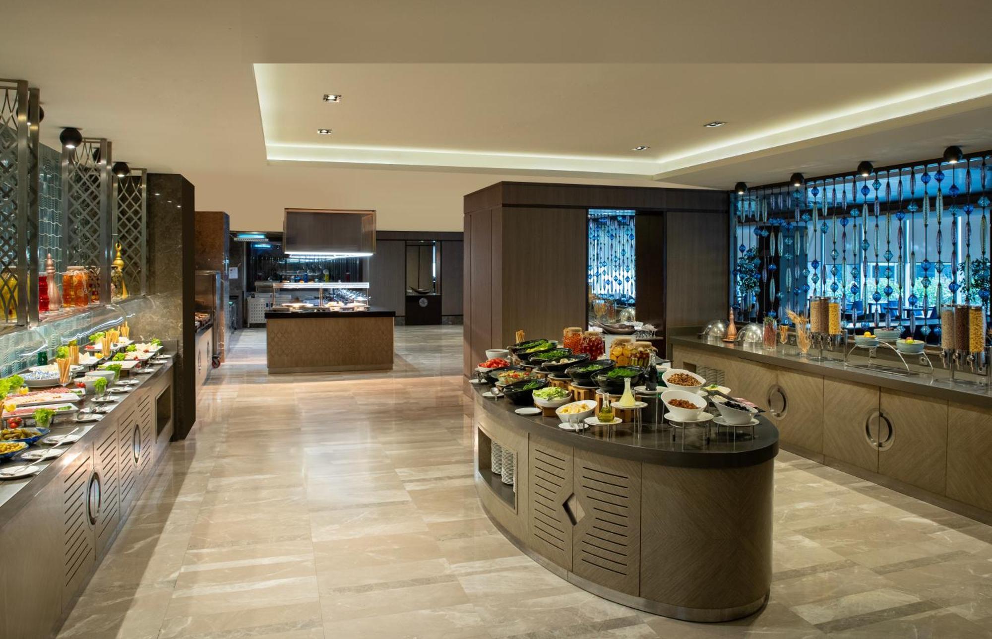 Windsor Hotel & Convention Center Истанбул Екстериор снимка The Club Lounge at the Ritz-Carlton, Dubai