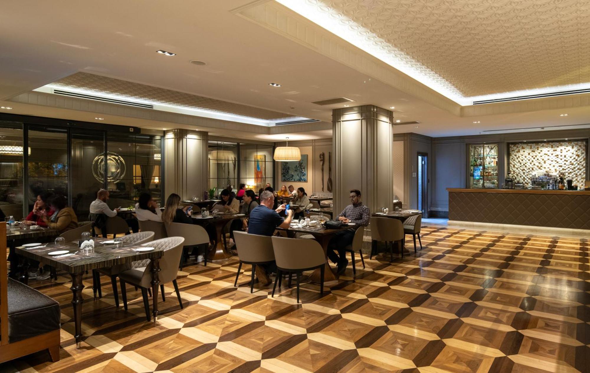 Windsor Hotel & Convention Center Истанбул Екстериор снимка The interior of the restaurant