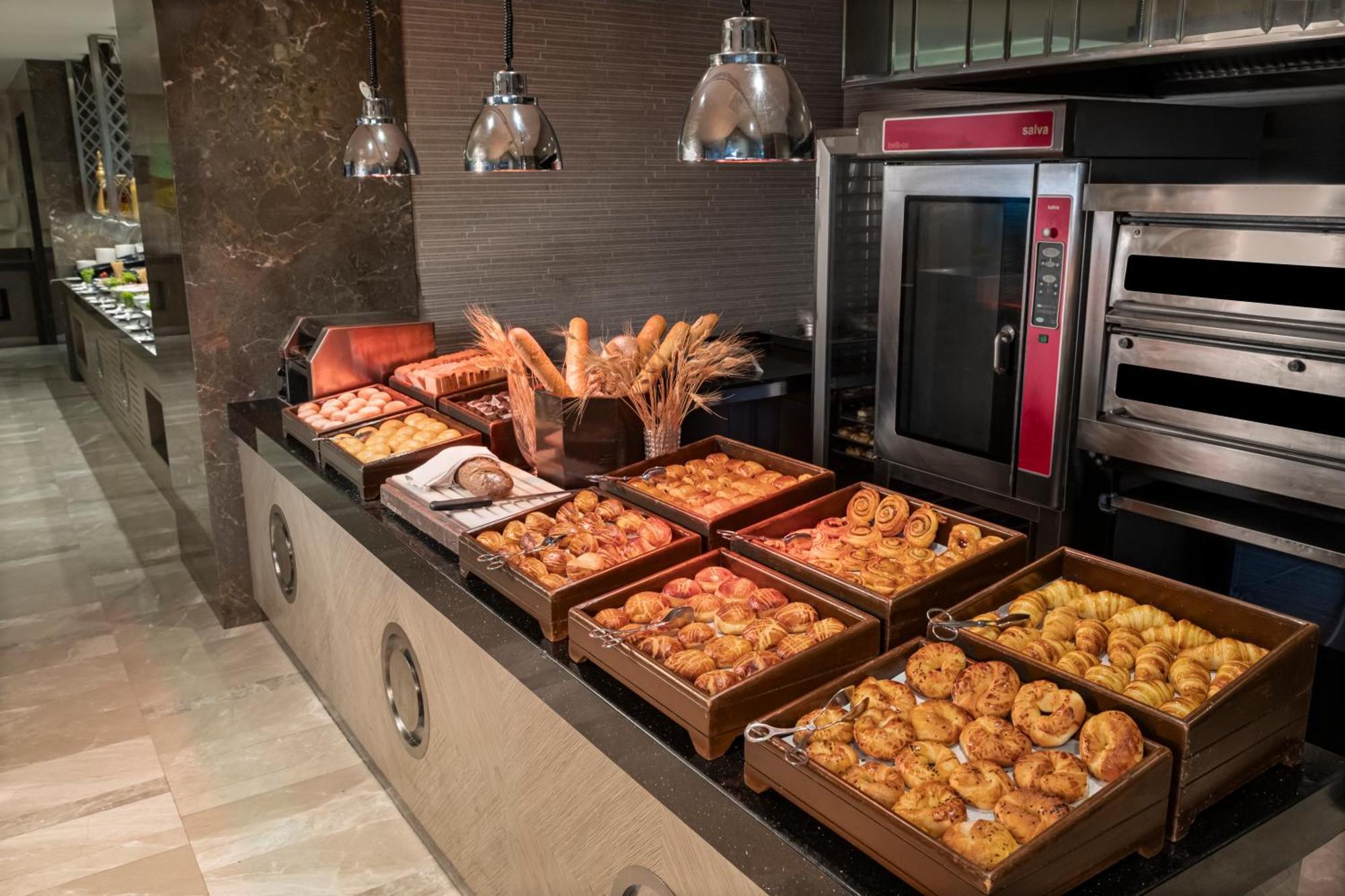Windsor Hotel & Convention Center Истанбул Екстериор снимка Bakery at the hotel