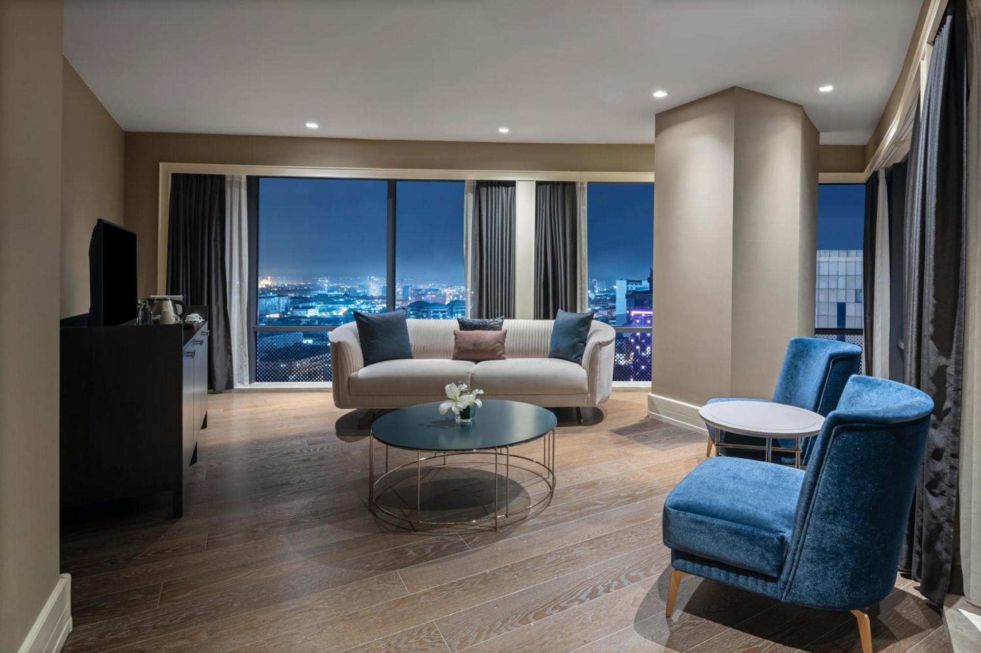 Windsor Hotel & Convention Center Истанбул Екстериор снимка A living room at the hotel